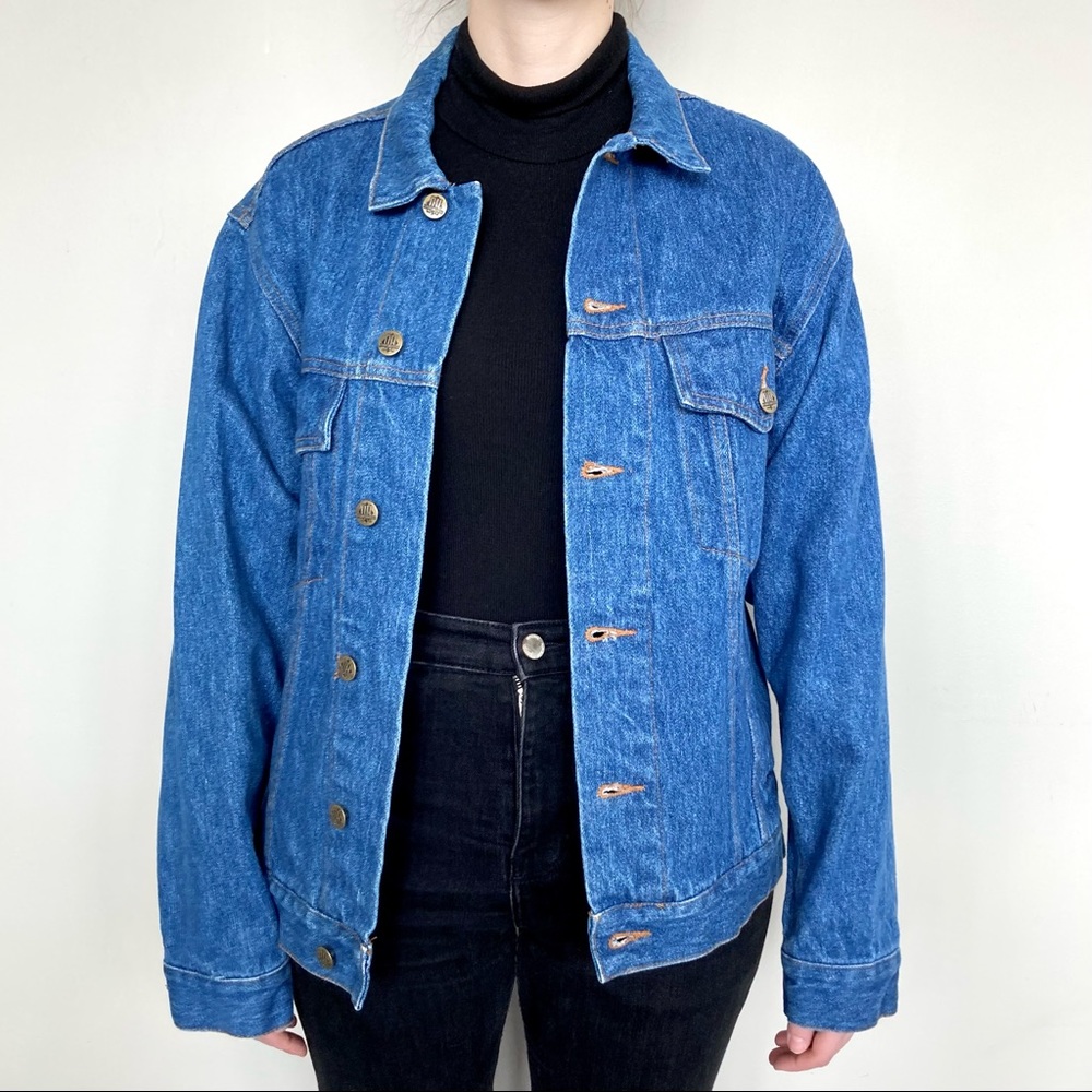 Vintage Denver Hayes medium-wash denim jacket. 💙